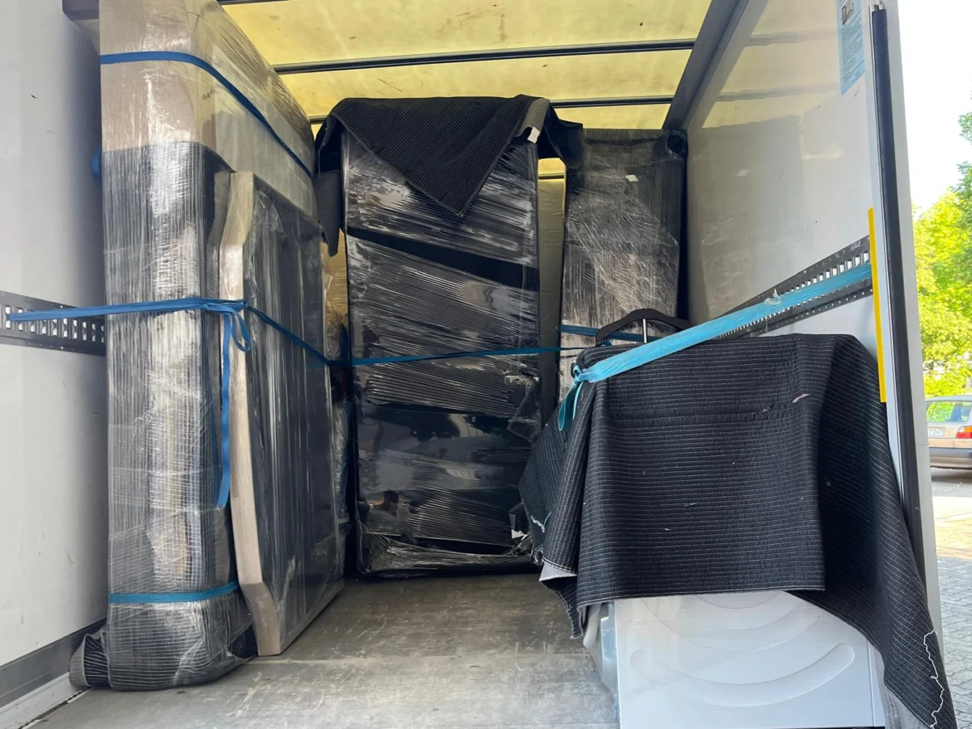 Beladener Umzugswagen von Sehic Umzüge mit gesichertem und eingepacktem Umzugsgut