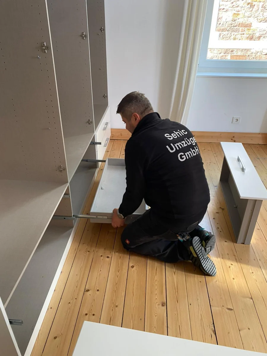 Möbelmonteur von Sehic Umzüge baut beim Privatumzug in Karlsruhe einen Kleiderschrank wieder auf